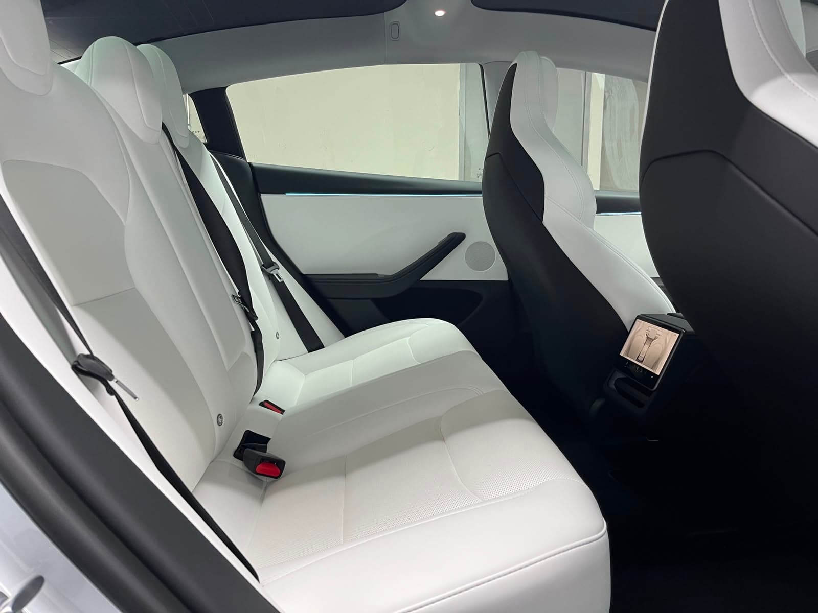 Tesla Model 3 - miniatura 10