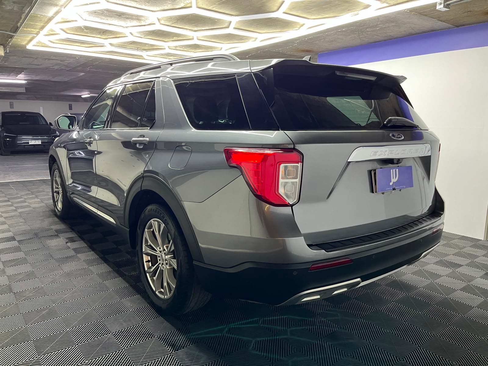 Ford Explorer - miniatura 6
