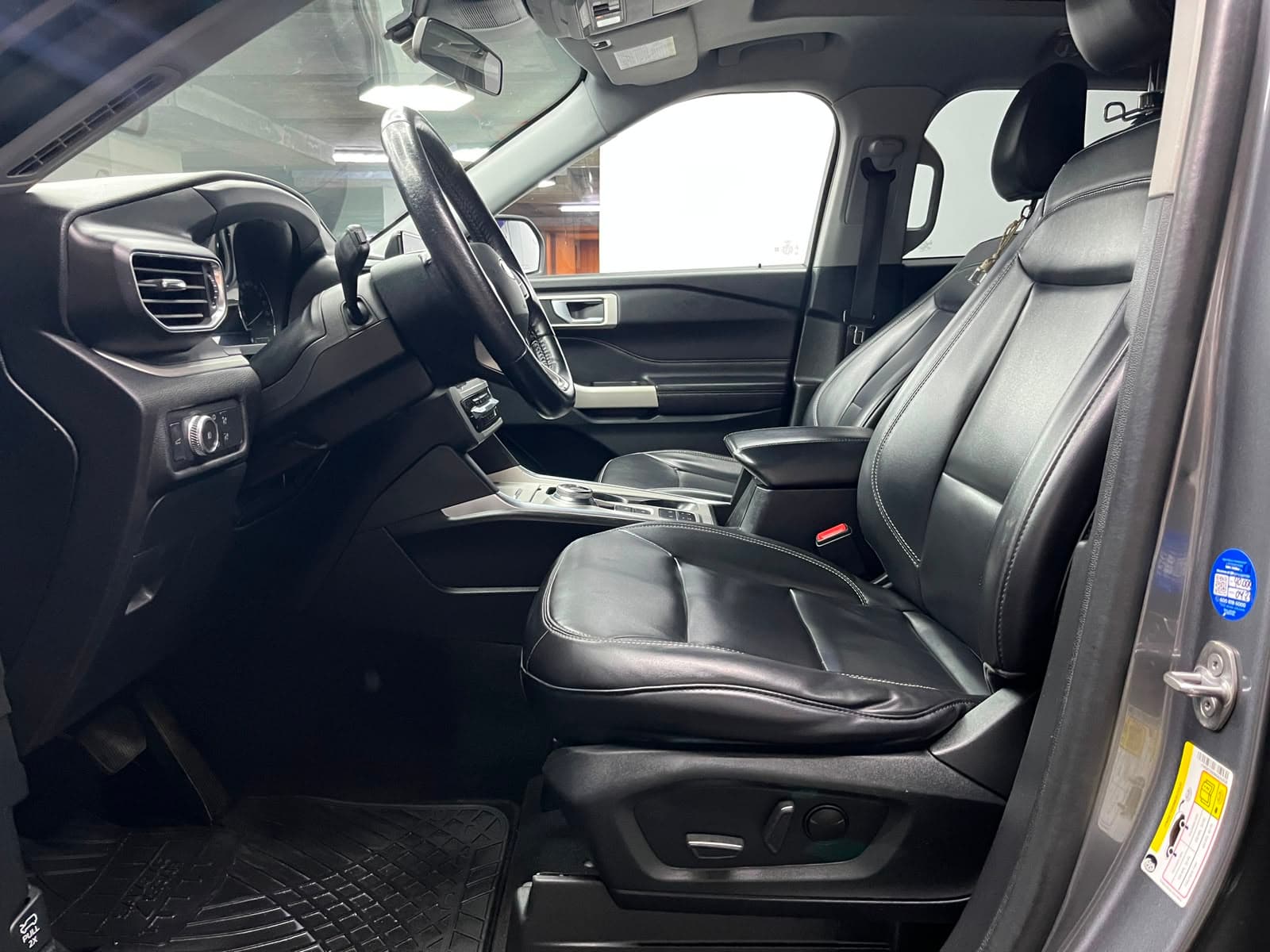 Ford Explorer - miniatura 12