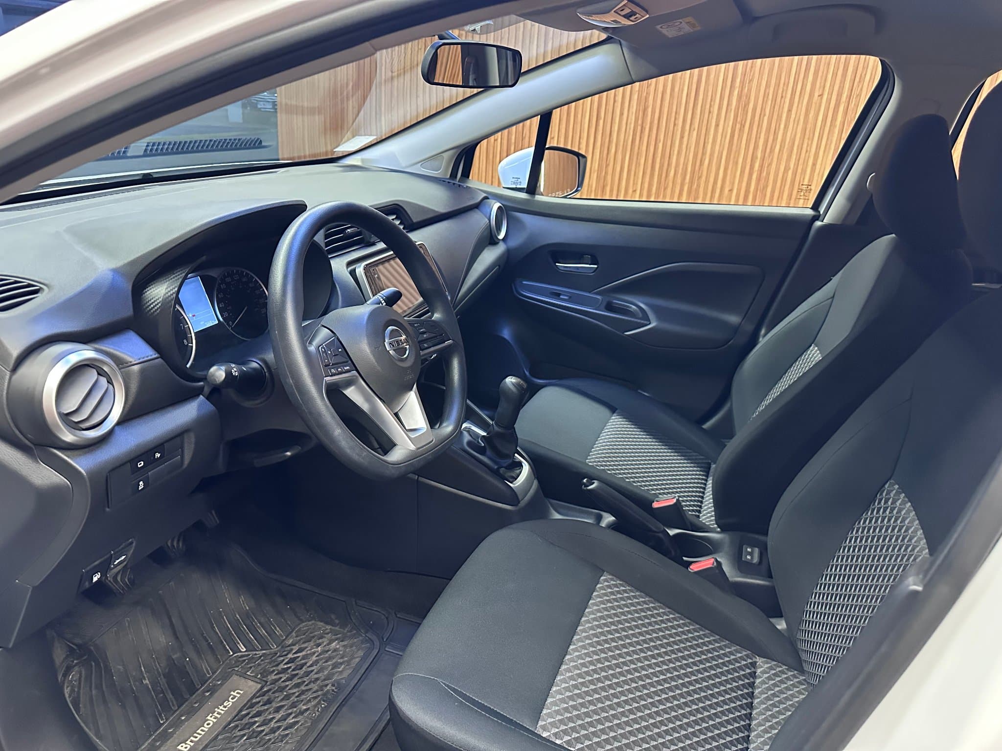 Nissan Versa - miniatura 7