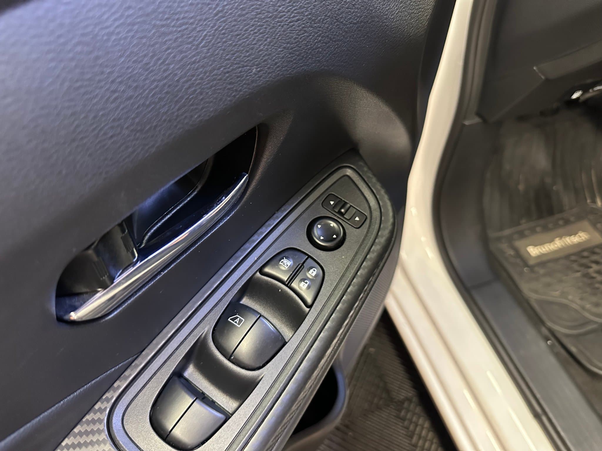 Nissan Versa - miniatura 8