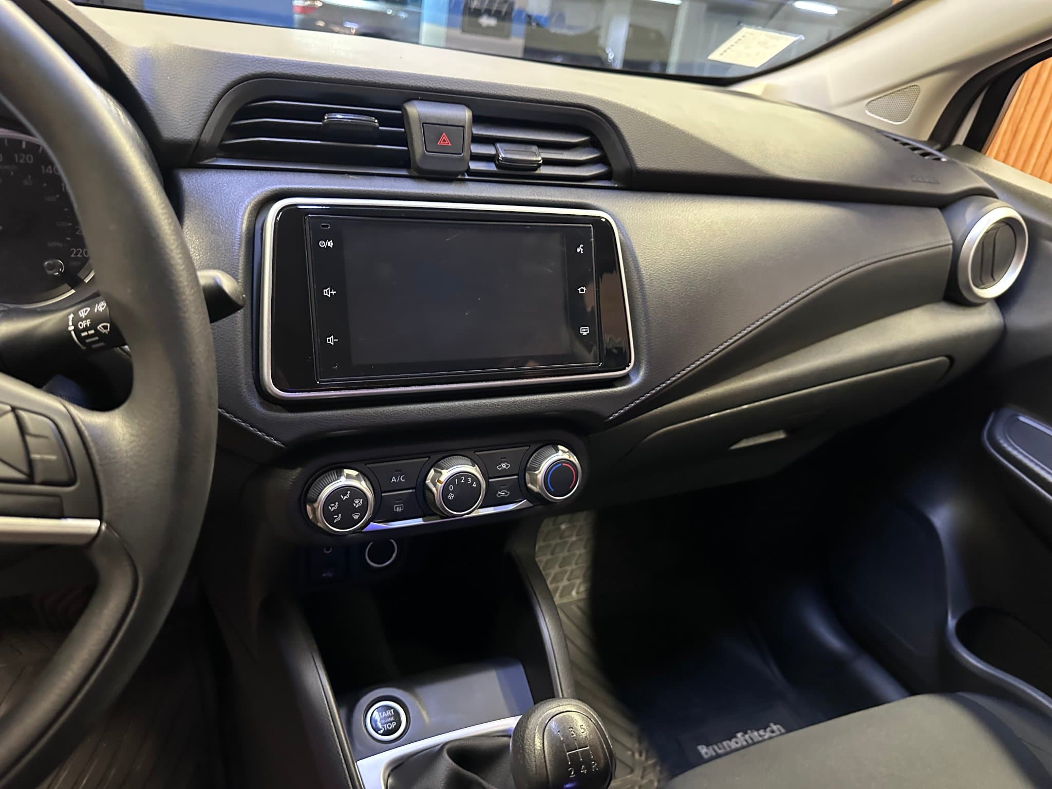 Nissan Versa - miniatura 10