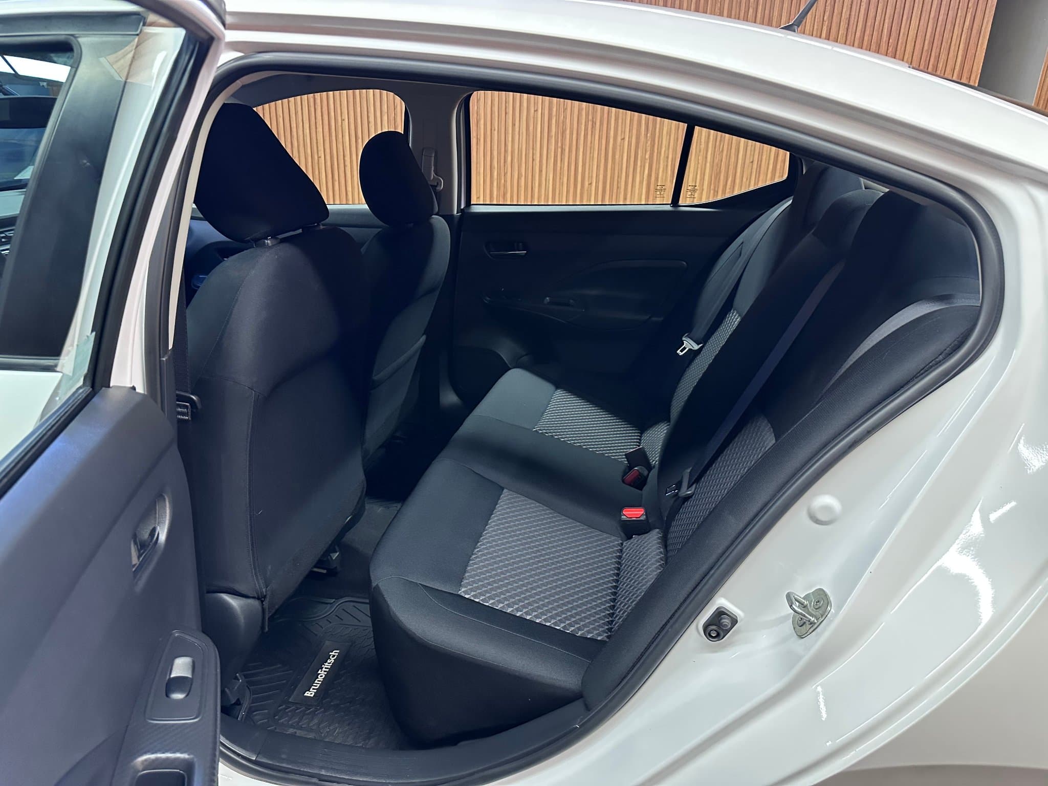 Nissan Versa - miniatura 11