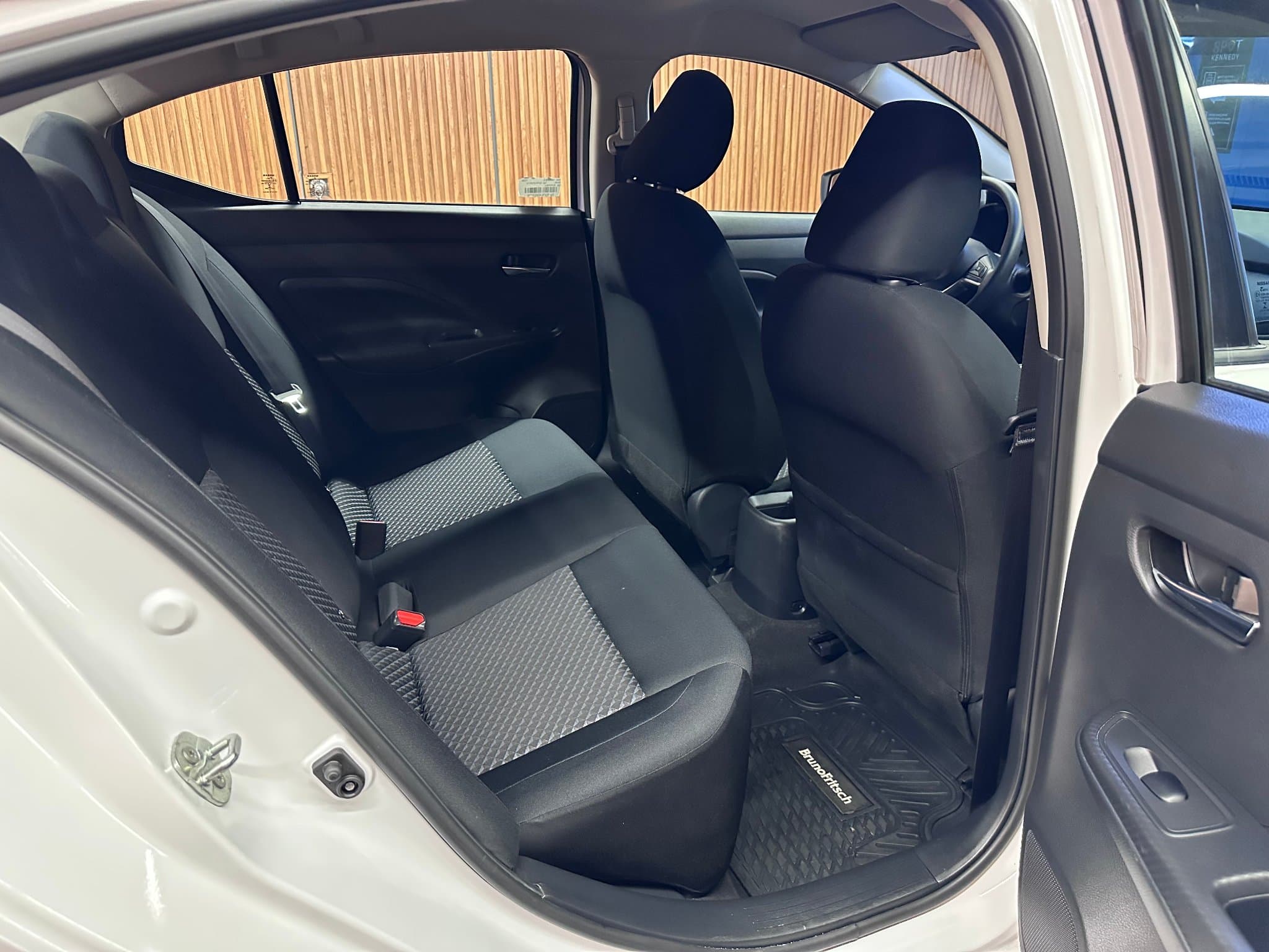 Nissan Versa - miniatura 13